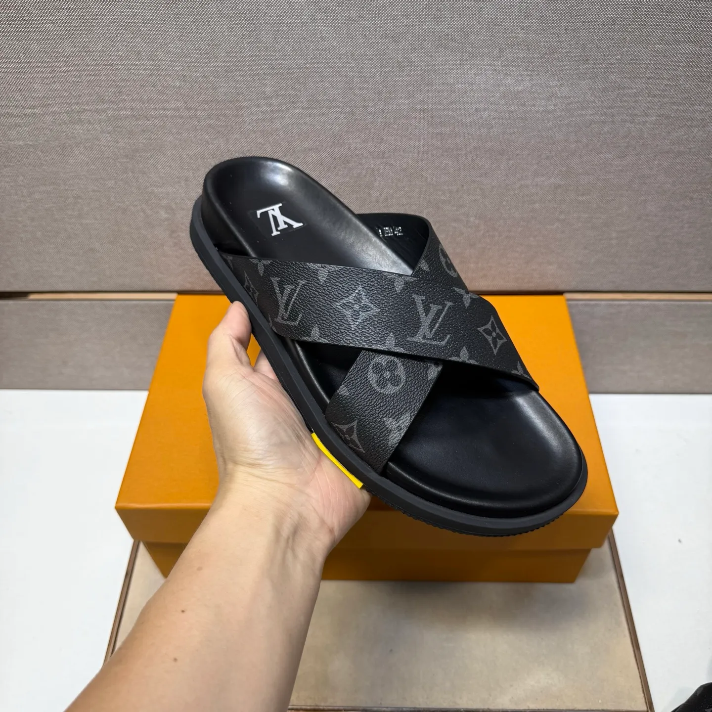 Men's men's shoes 💰pp420 [LV～] Men's casual slippers 2025z cabinet sales simultaneously 🔶Size: 38-44#️⃣ 🔷2 colors🔜The upper is made of multi-material splicing➕Cow leather lining, comfortable and breathable, sole: original comfortable, wear-resistant and non-slip outsole, ⚠️Real shot📱Photographed🎬The real thing is better📢📢📢